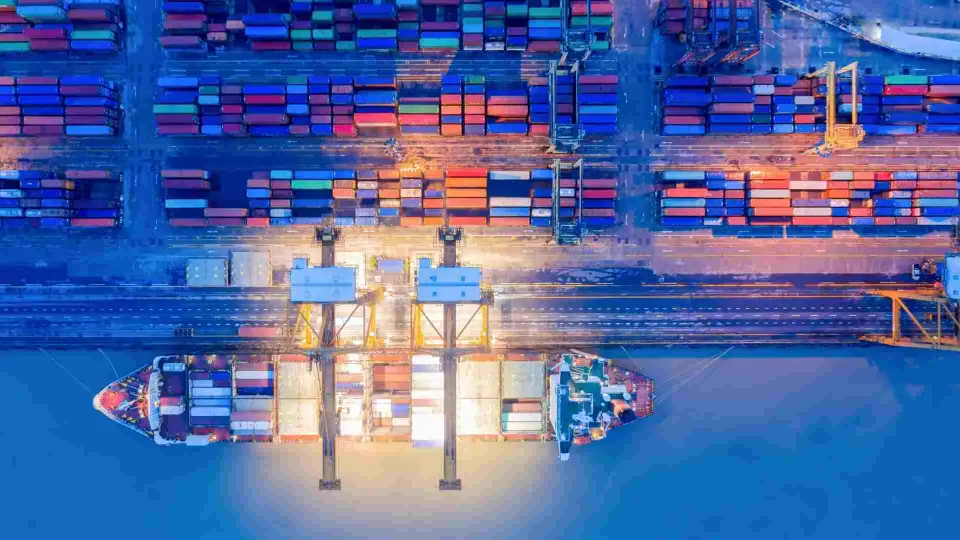 Corporate America Faces Challenges Amid Global Supply Chain Disruptions corporate-america-faces-challenges-amid-global-supply-chain-disruptions Would you like any modifications or additions.webp